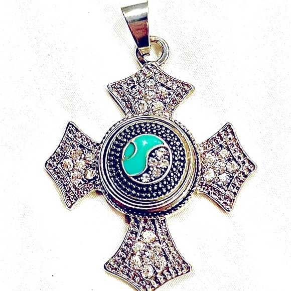 Snap Pendant,Crystal Non-Tarnish aprox 2&1/2 in top to bottom I have more snaps - Picture 2 of 3